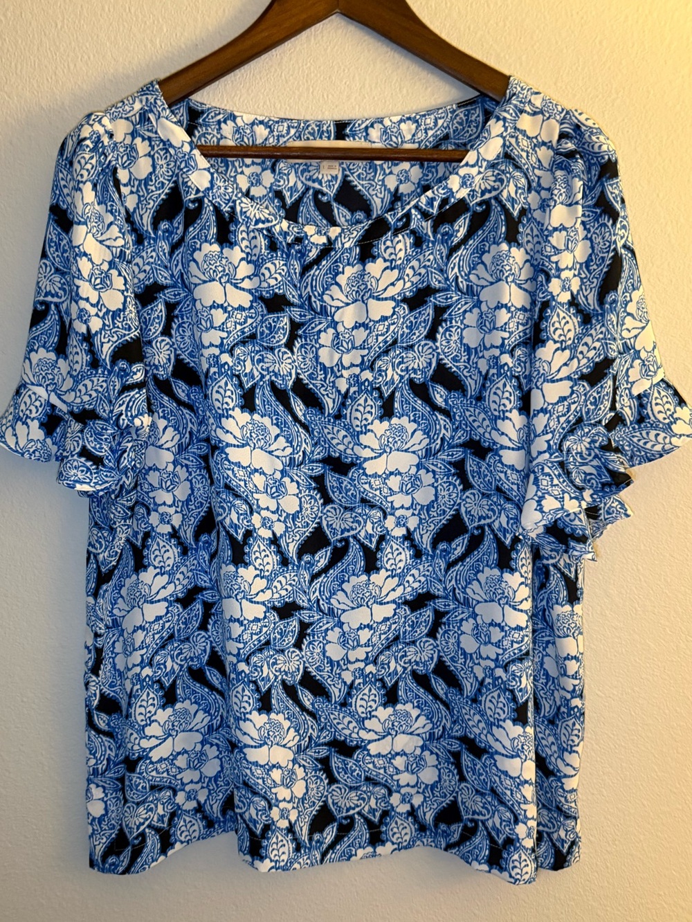 LOFT Blue and White Floral Short Sleeve Blouse